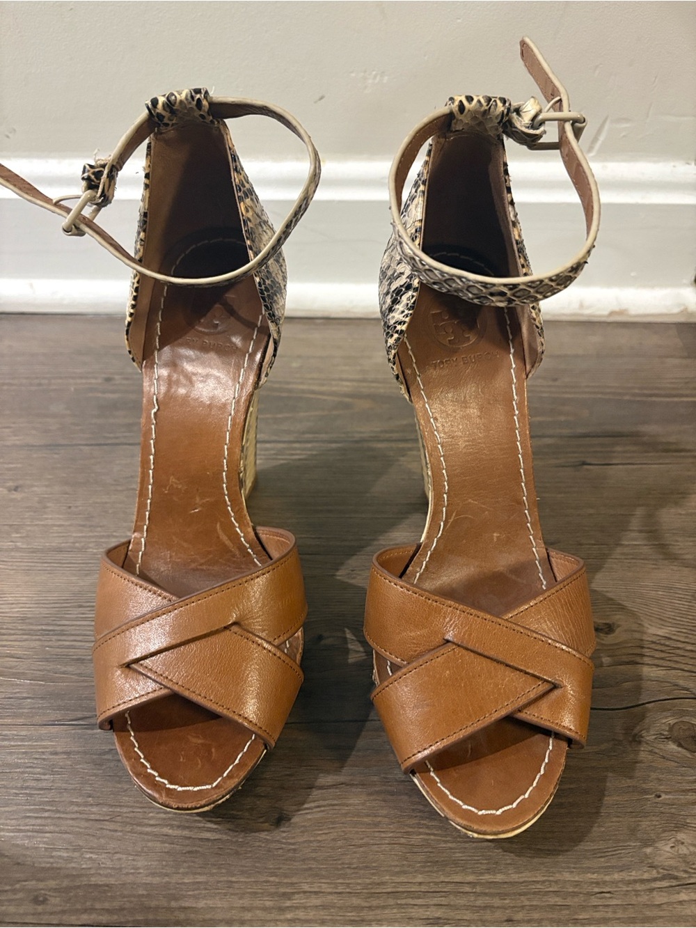 Tory Burch Livia Tan Leather and Snakeskin Wedge Sandals Size 6.5 - Picture 3 of 7